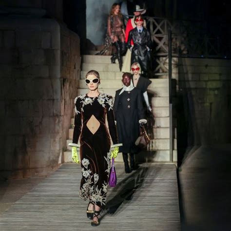 Tutto sulla sfilata Gucci Cruise 2022/2023 a Castel 